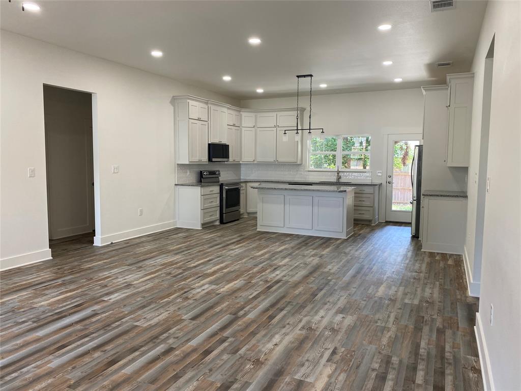 702 Davis Avenue Property Photo 3