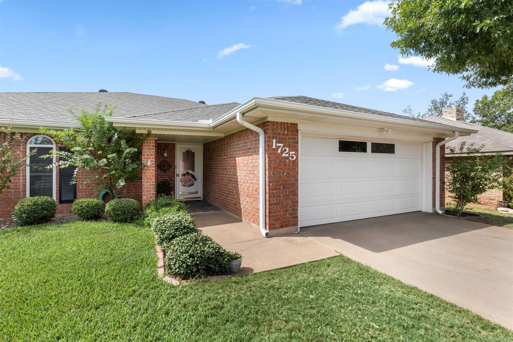 1725 Meadowcliff Drive Property Photo 2