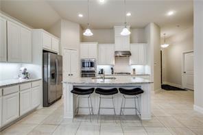 712 Wiltshire Boulevard Property Photo 2