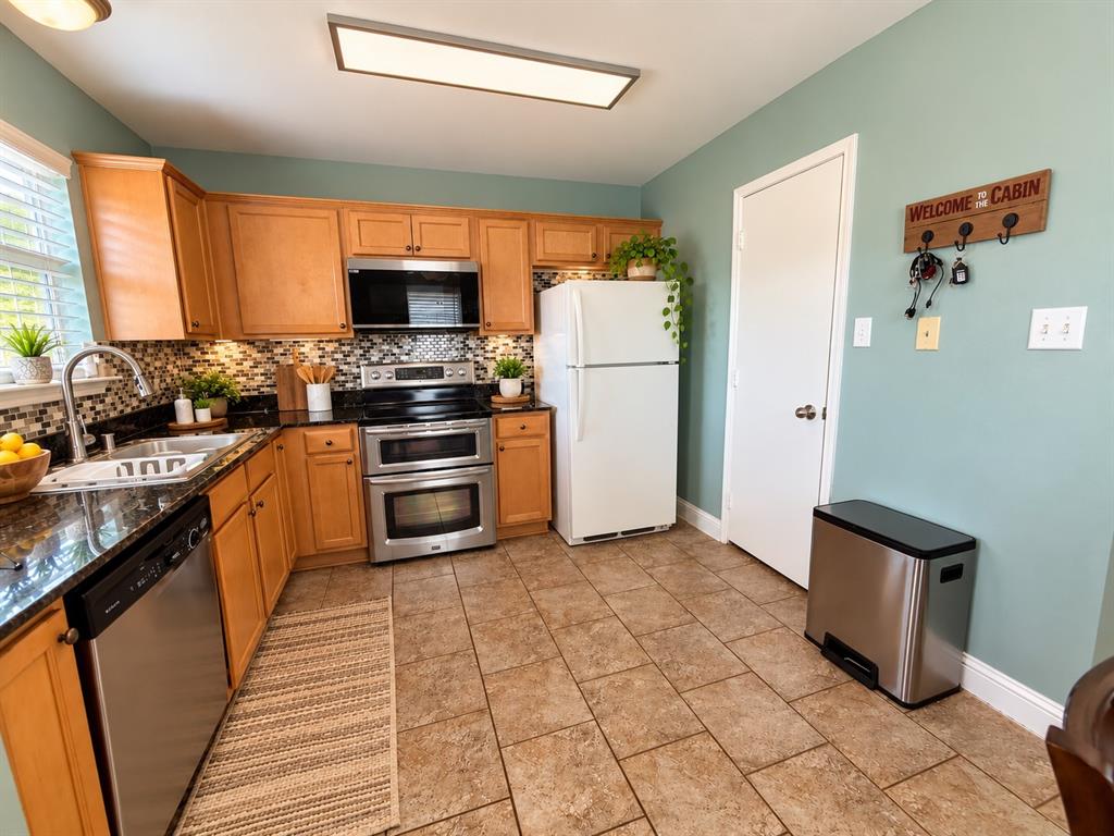1605 Canary Island Court Property Photo 10