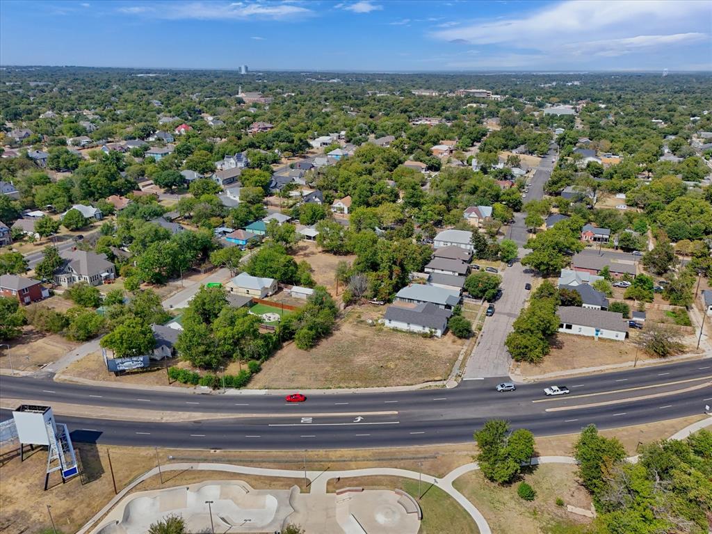 1401 W Waco Drive Property Photo 4