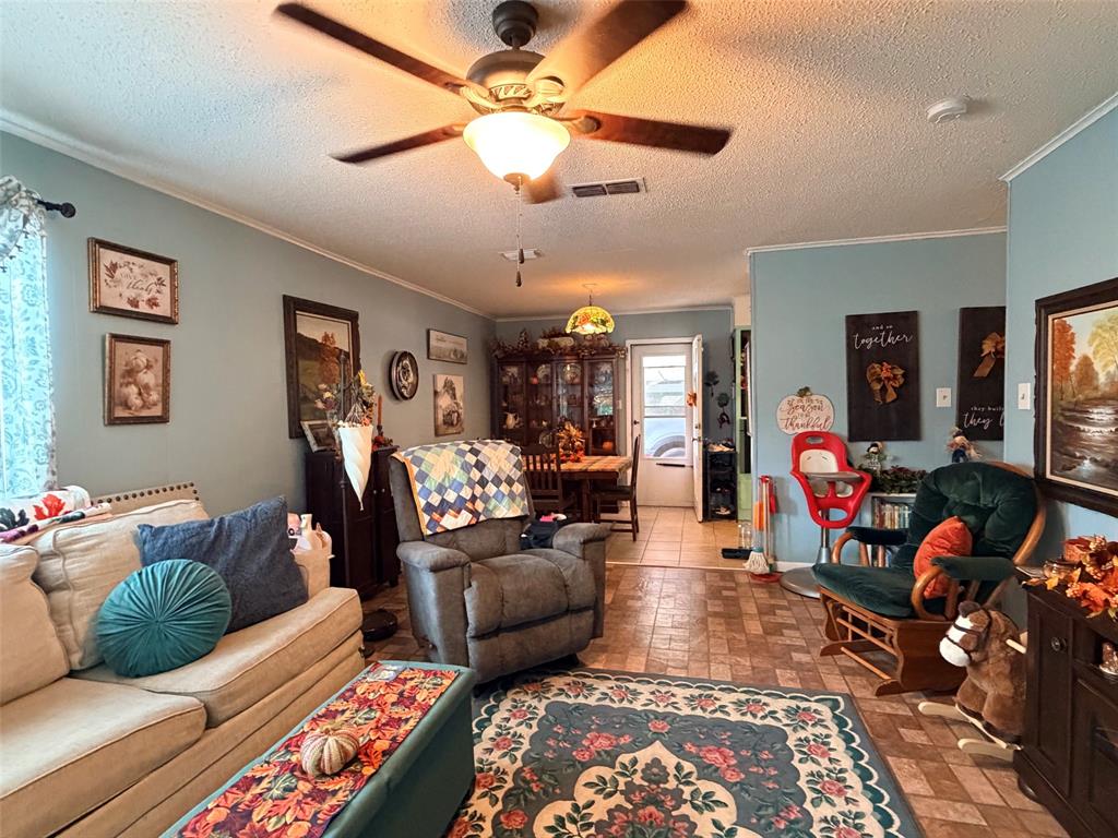 503 E Grand Avenue Property Photo 6