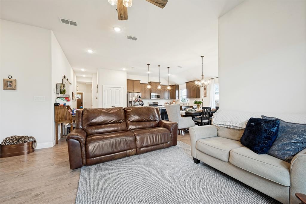 112 Kens Court Property Photo 4