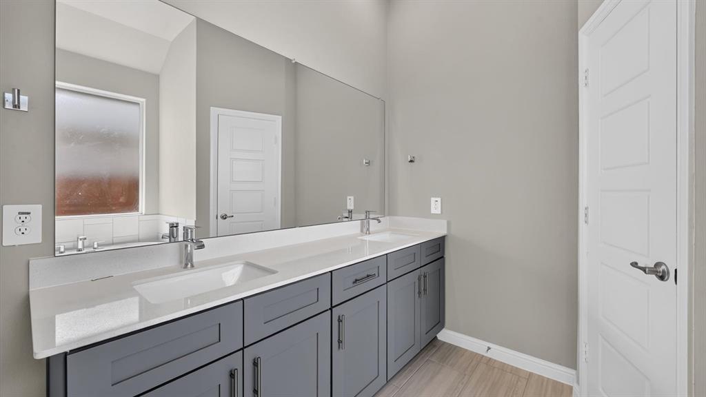 3292 Pier View Street Property Photo 11