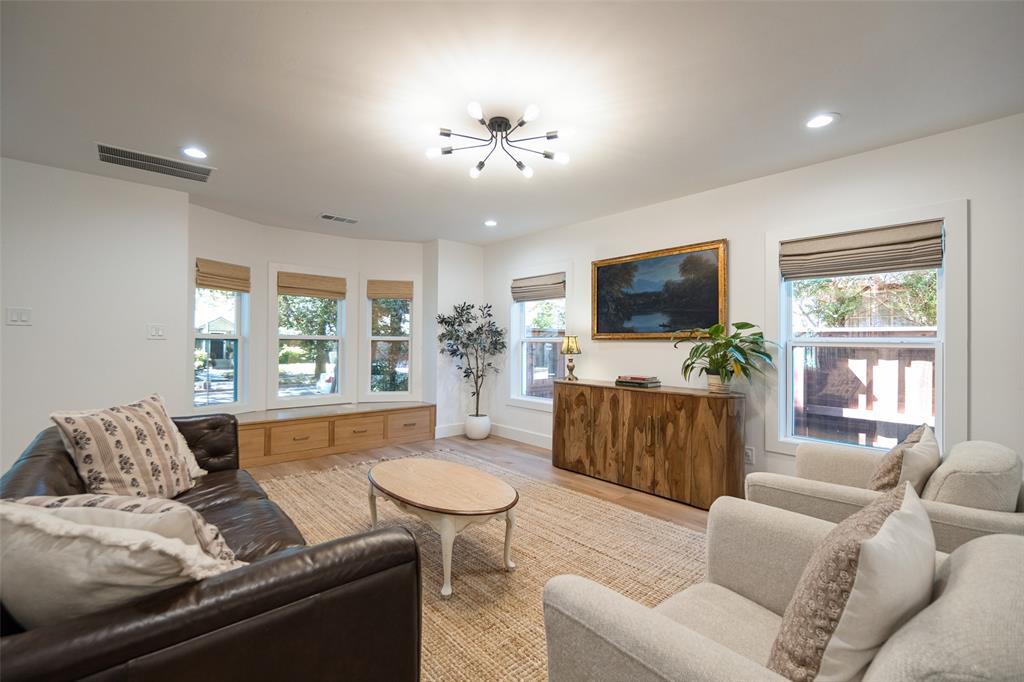5931 Kenwood Avenue Property Photo 3