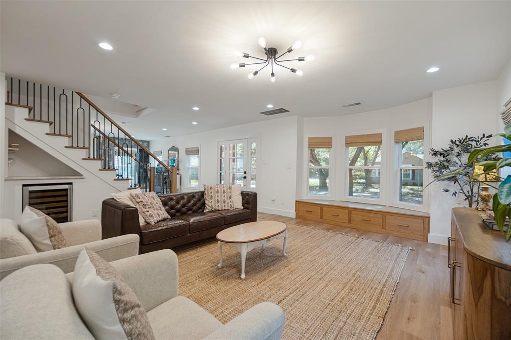 5931 Kenwood Avenue Property Photo 4