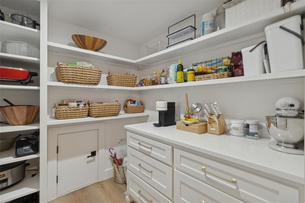 5931 Kenwood Avenue Property Photo 17