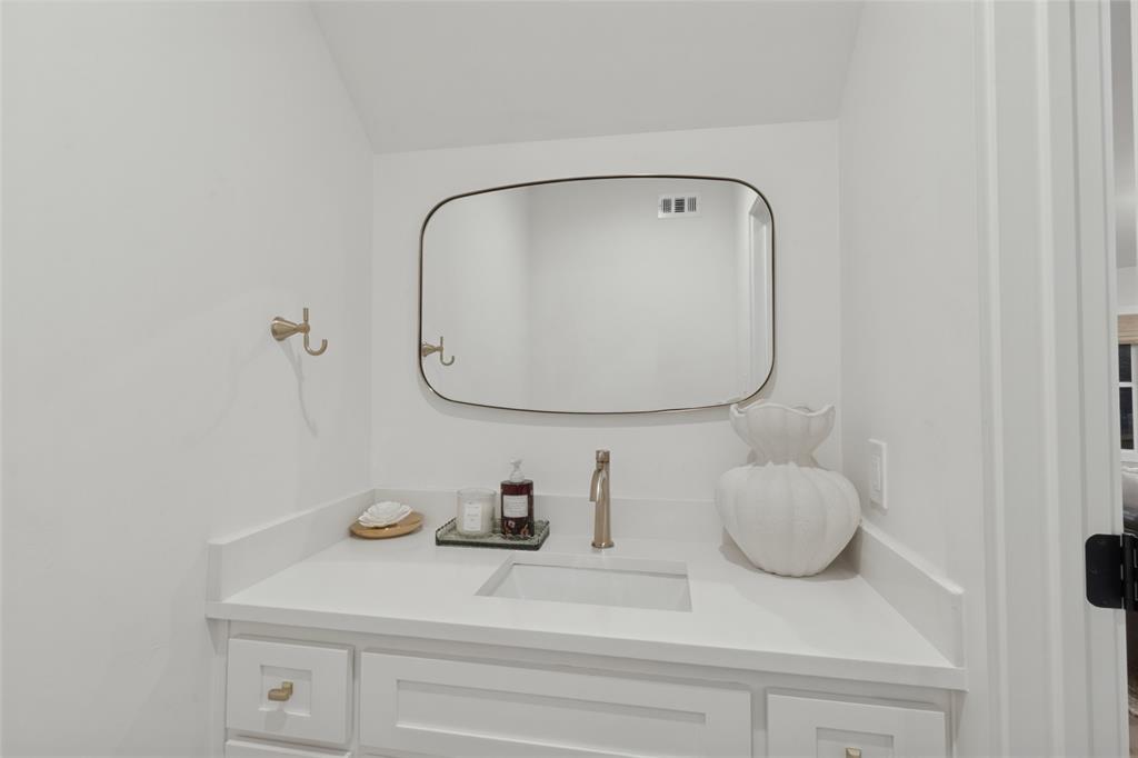 5931 Kenwood Avenue Property Photo 20