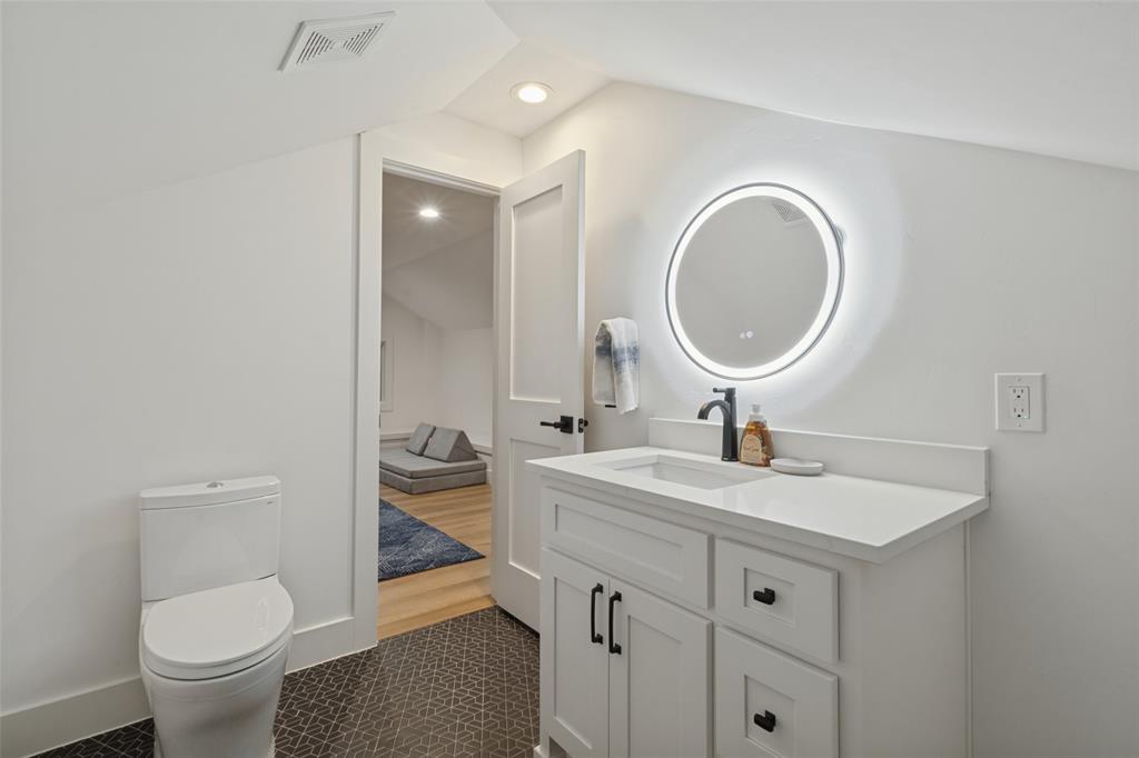 5931 Kenwood Avenue Property Photo 32