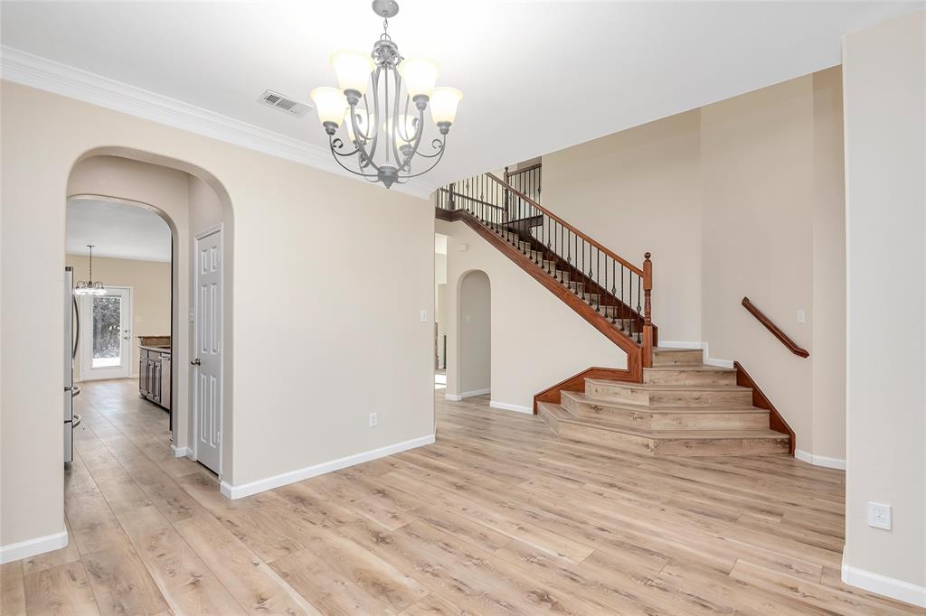 2319 Comanche Trail Property Photo 6