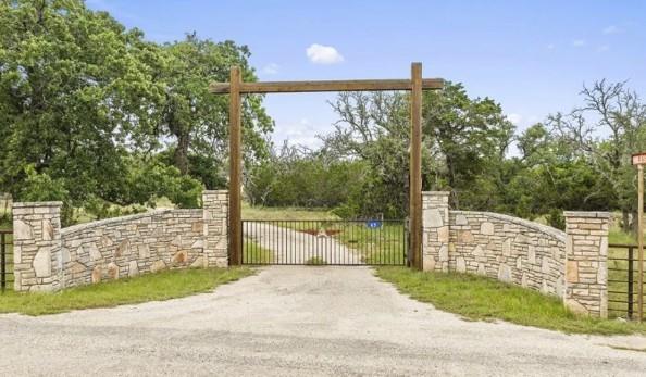 65 Miles Lane Property Photo 1
