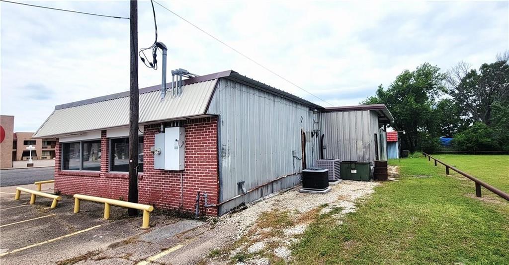 301 S Ellis Street Property Photo 4