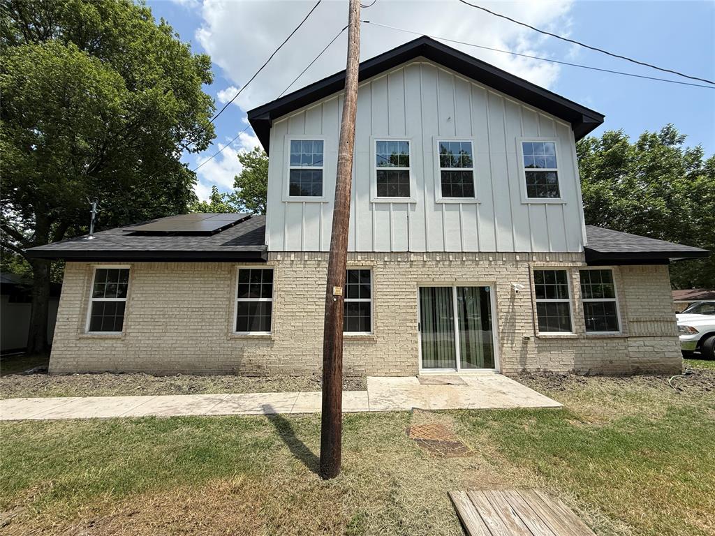 201 E 10th Street Property Photo 2