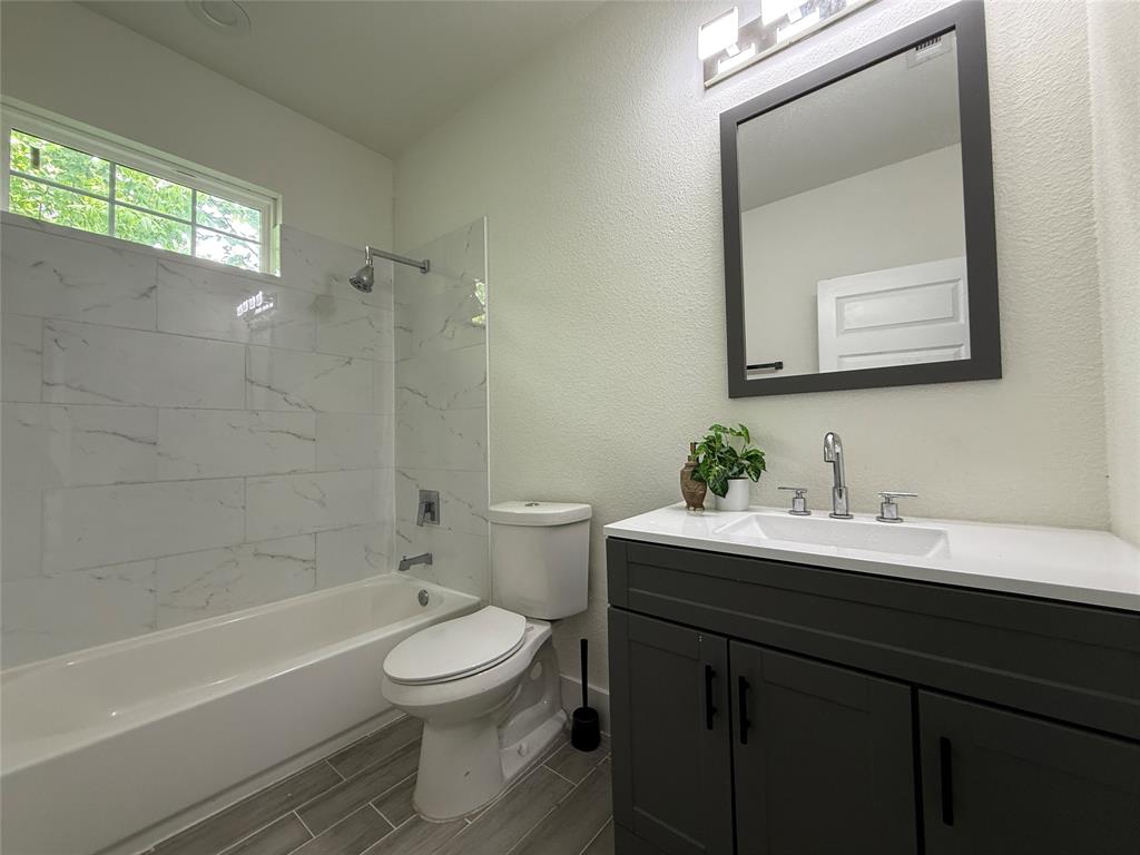 201 E 10th Street Property Photo 18