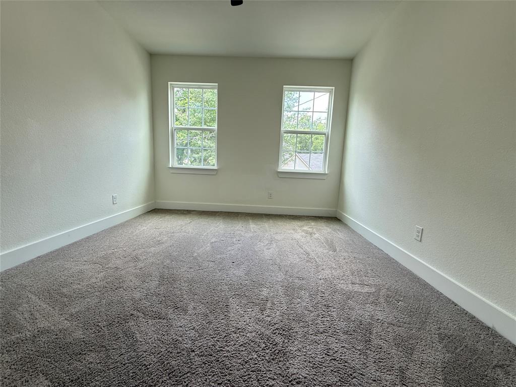 201 E 10th Street Property Photo 21