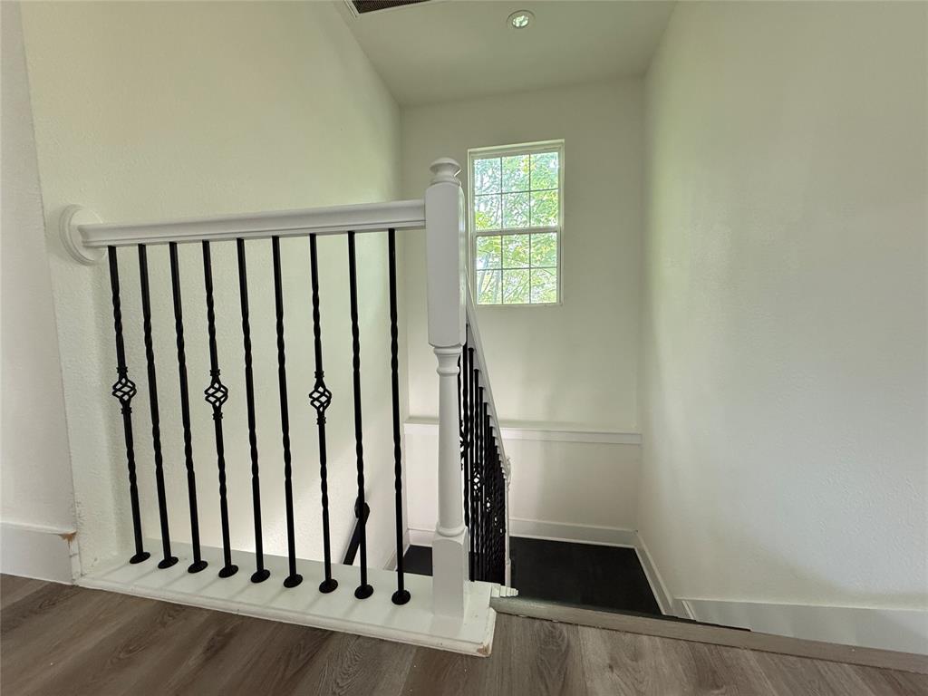 201 E 10th Street Property Photo 23