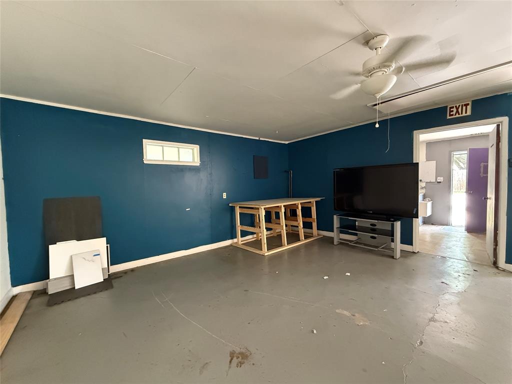 201 E 10th Street Property Photo 28