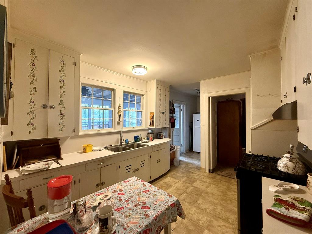 2853 Hollywood Avenue Property Photo 6