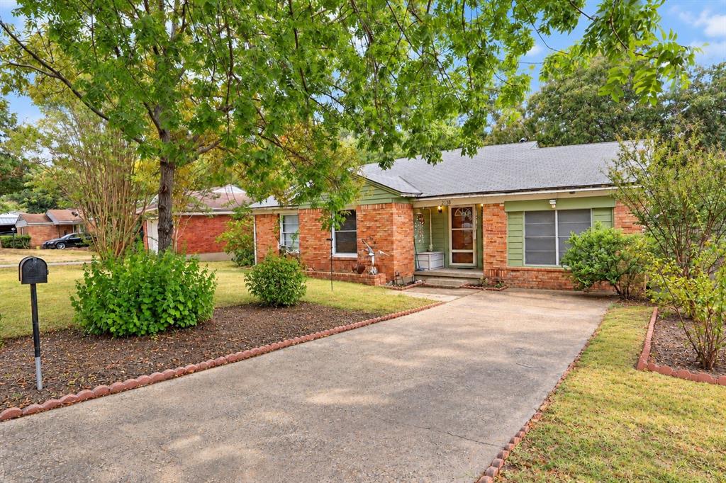 2138 Longwood Lane Property Photo 1