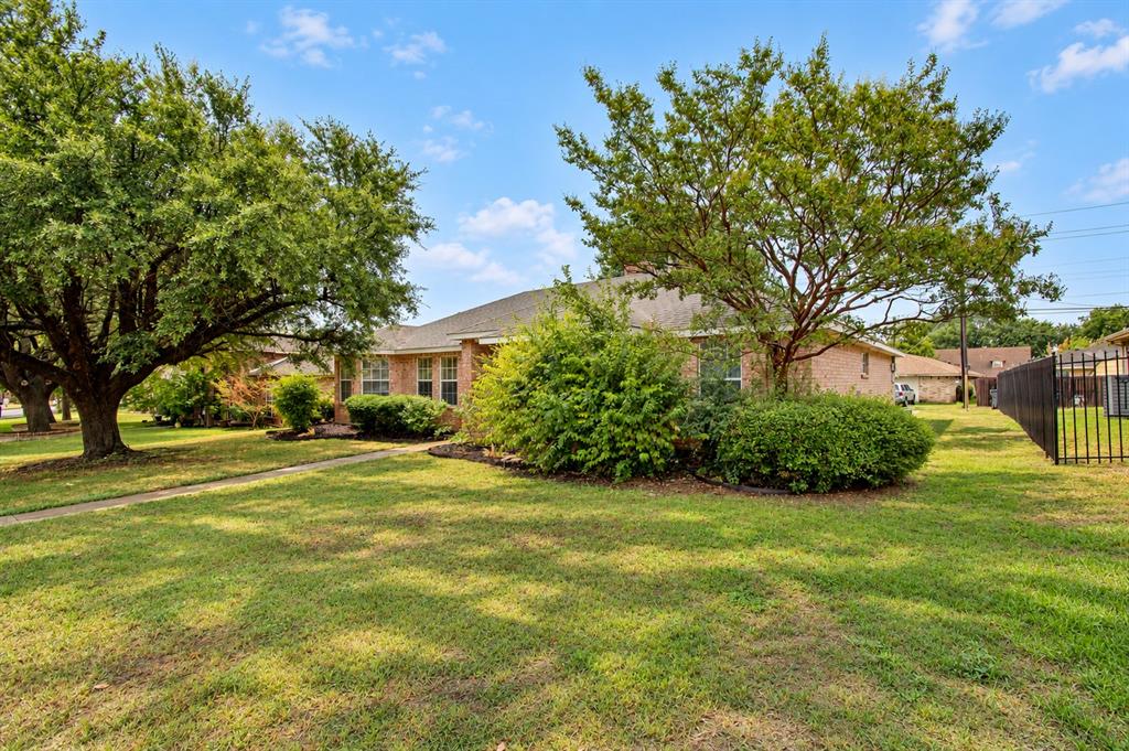 2040 Garden Crest Lane Property Photo 3