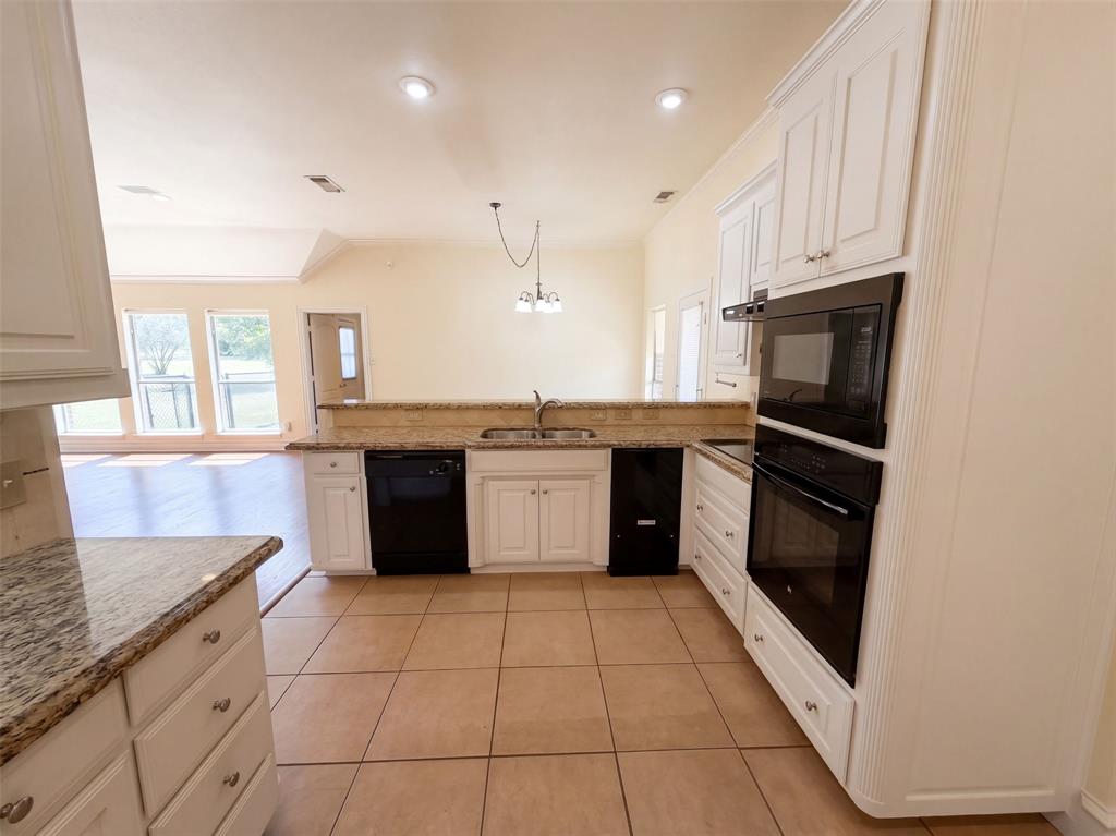 2836 S Lakeview Drive Property Photo 2