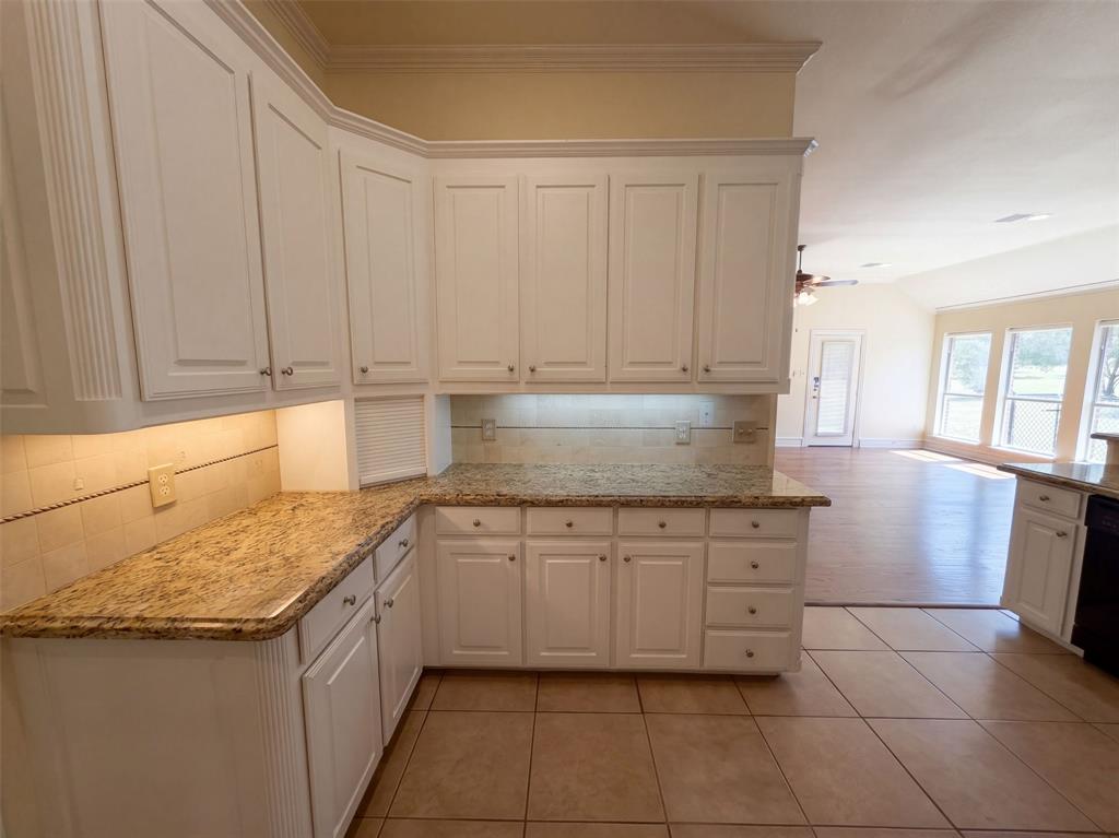 2836 S Lakeview Drive Property Photo 8