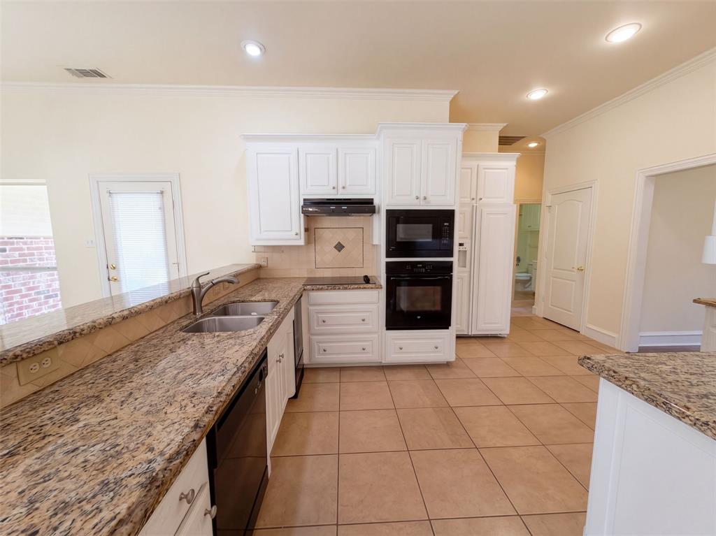 2836 S Lakeview Drive Property Photo 9