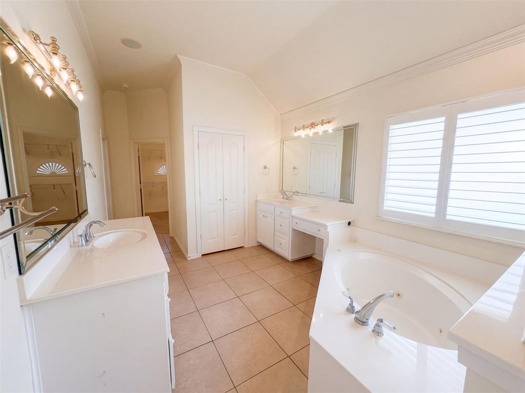 2836 S Lakeview Drive Property Photo 12