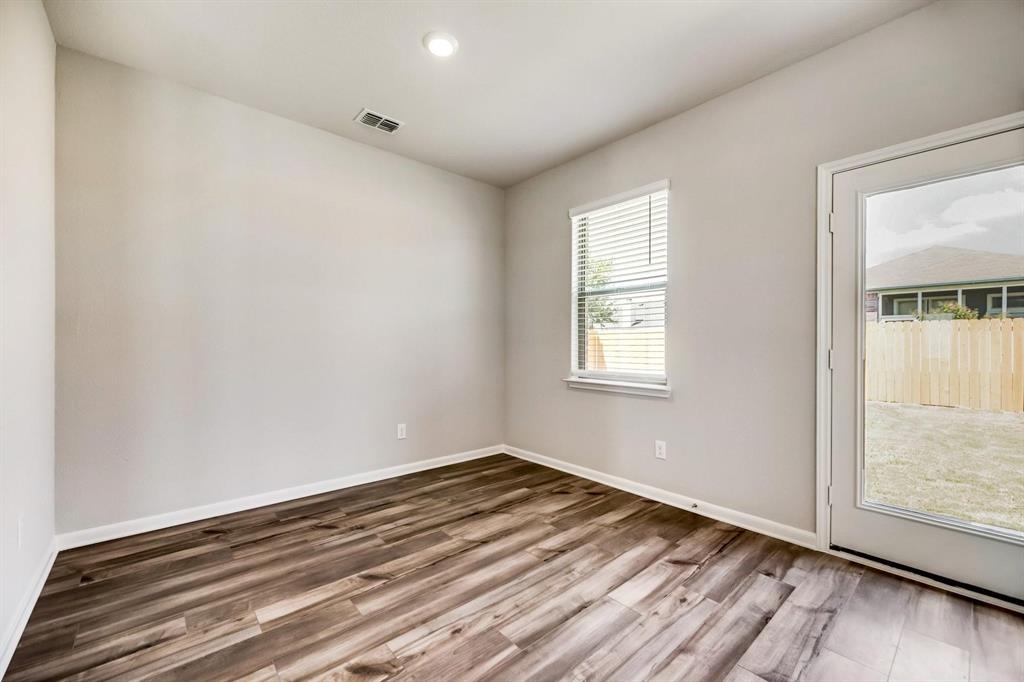 412 Harbor Oaks Drive Property Photo 6
