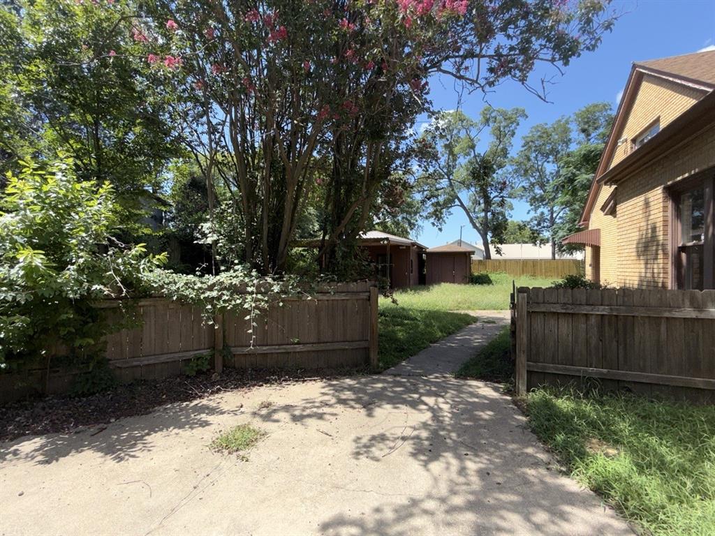 216 S Prairieville Street Property Photo 4