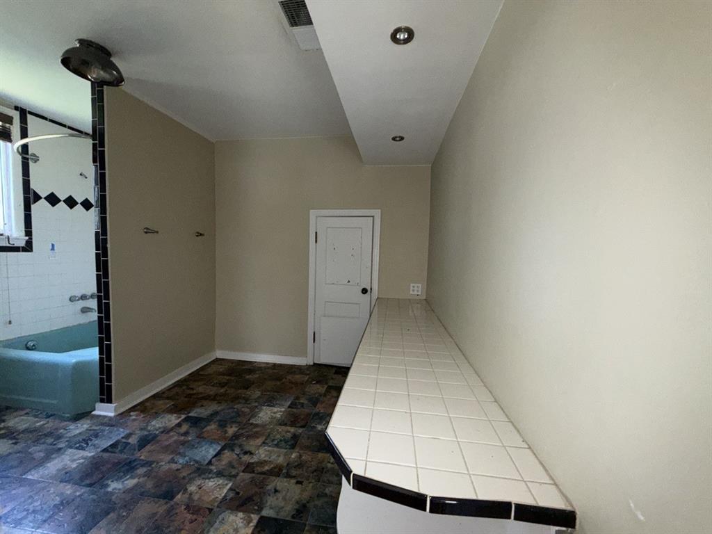 216 S Prairieville Street Property Photo 25