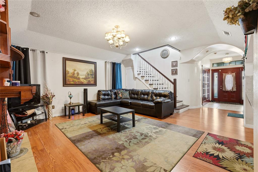 4201 Briar Hill Drive Property Photo 3