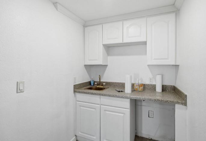625-627 S Rogers Road Property Photo 10