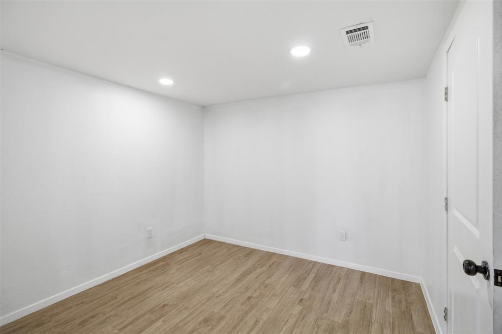 625-627 S Rogers Road Property Photo 11
