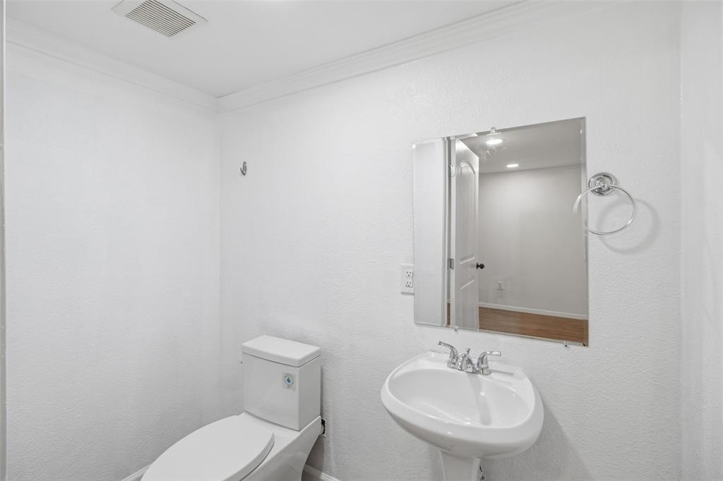 625-627 S Rogers Road Property Photo 12