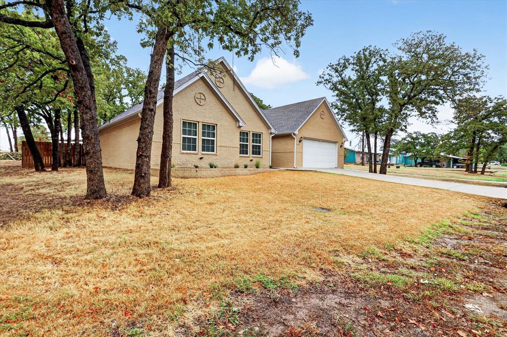1612 Tanglewood Drive Property Photo 2