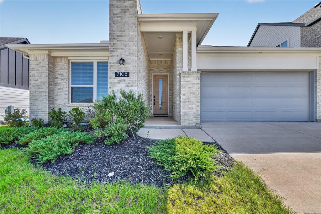 7108 Talon Bluff Drive Property Photo 1