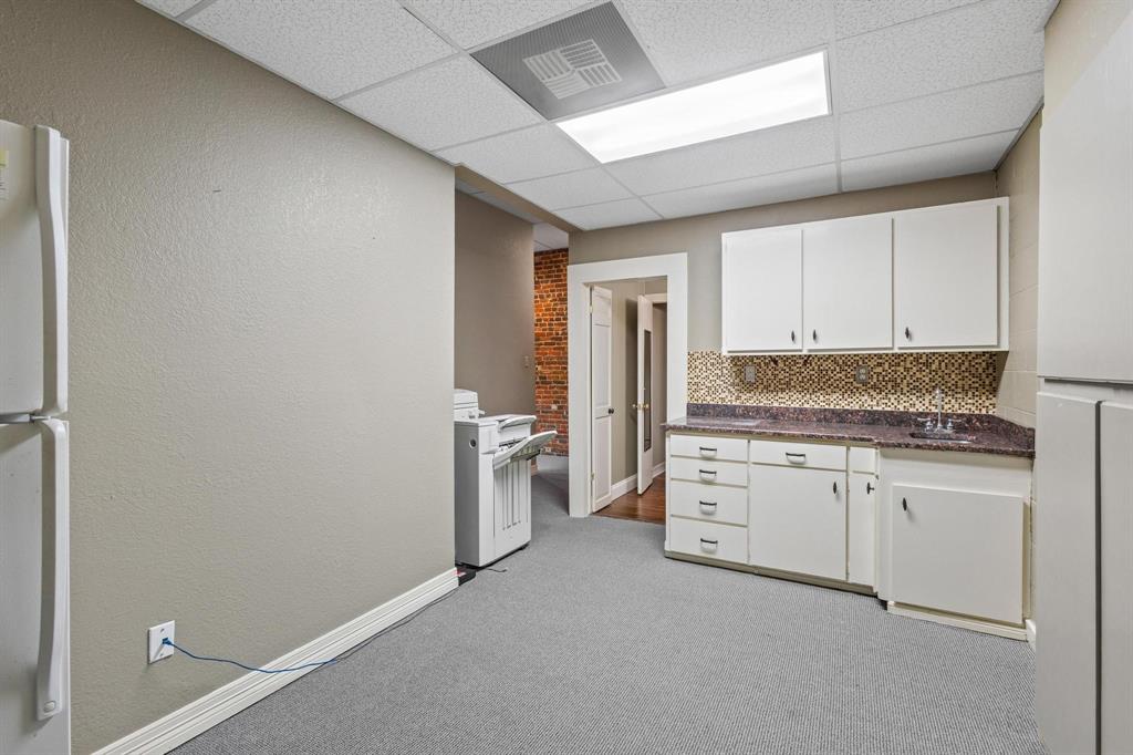 111 S Travis Street Property Photo 10