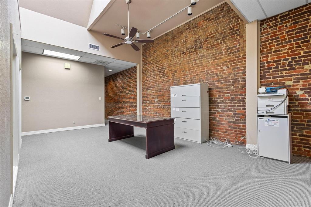 111 S Travis Street Property Photo 12