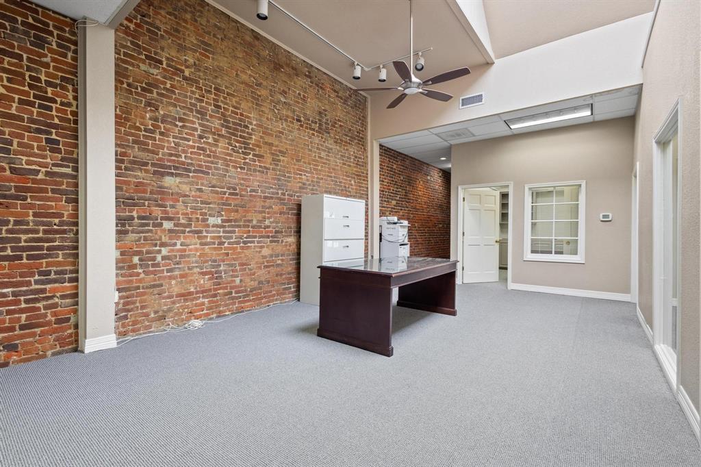 111 S Travis Street Property Photo 13
