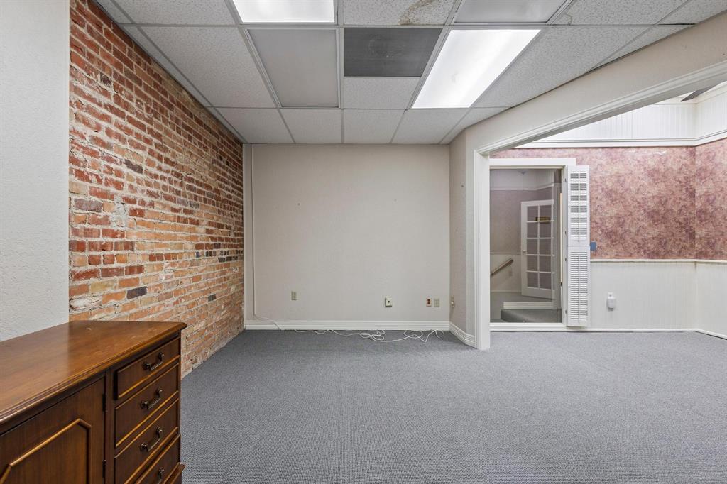 111 S Travis Street Property Photo 15