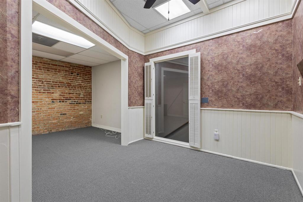 111 S Travis Street Property Photo 16