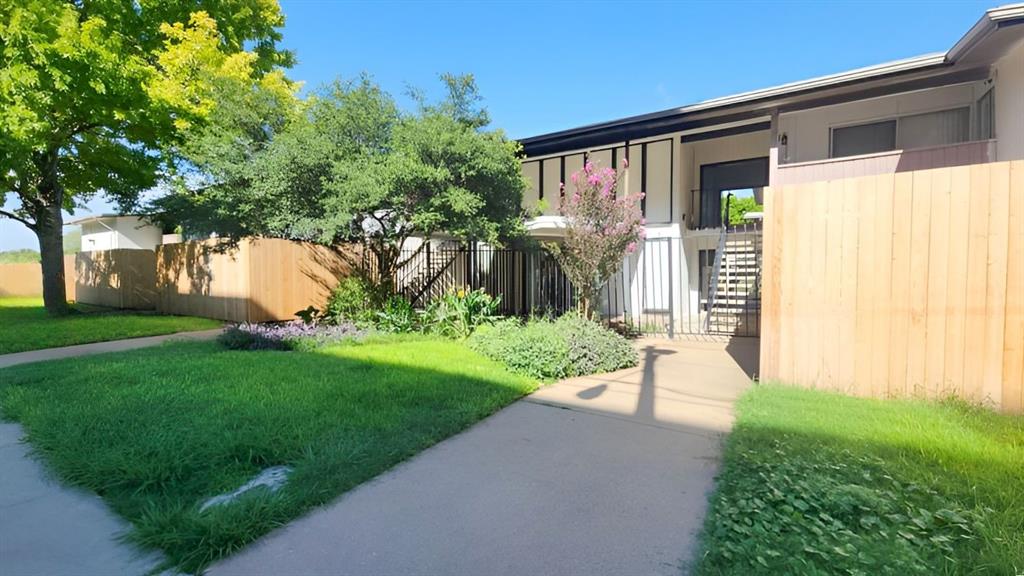 2627 Douglas Avenue 121