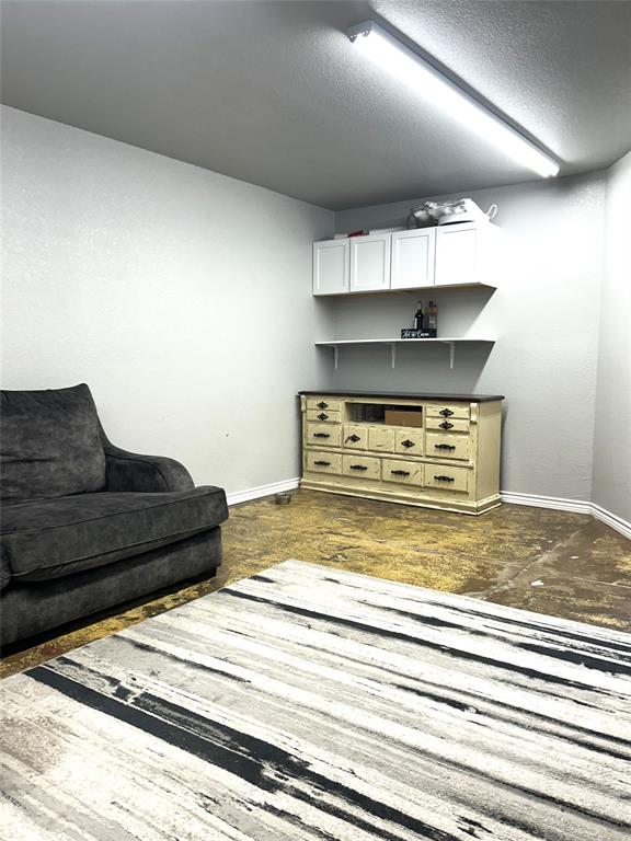 304 E Criner Street Property Photo 4