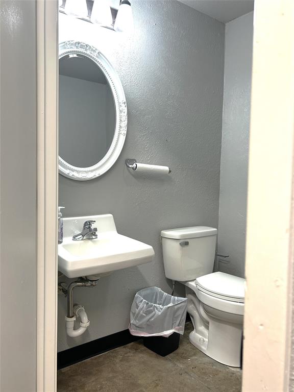 304 E Criner Street Property Photo 5