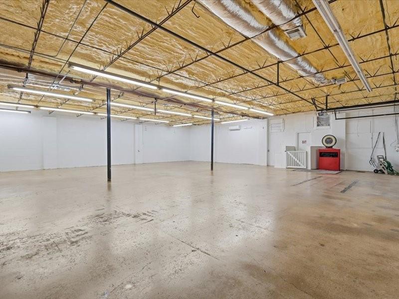 914 W Commerce Street Property Photo 4