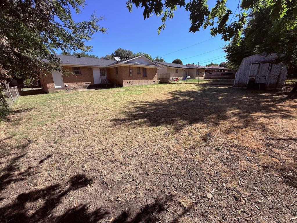 1812 W Birge Street Property Photo 3