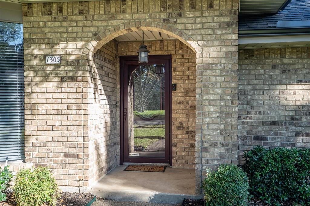 1305 Stonewood Drive Property Photo 4