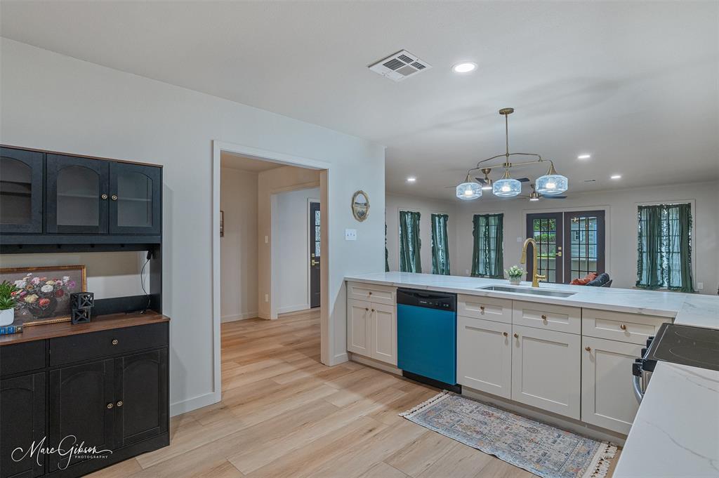 1819 Alison Avenue Property Photo 1