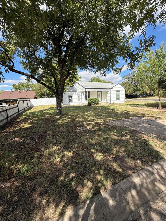 317 E 10th Street Property Photo 2